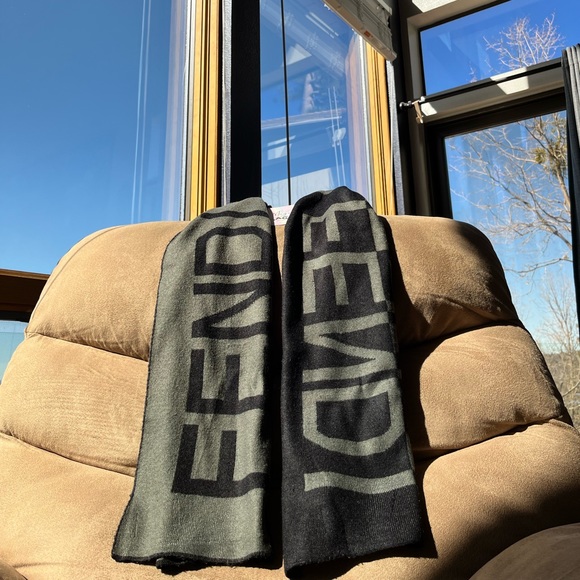 Fendi: Wool Scarf Vintage FENDI Mirrored - Picture 5 of 14